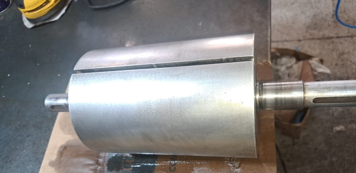 Rotor metálico sobre a bancada, em registro do portfólio VacuumPro